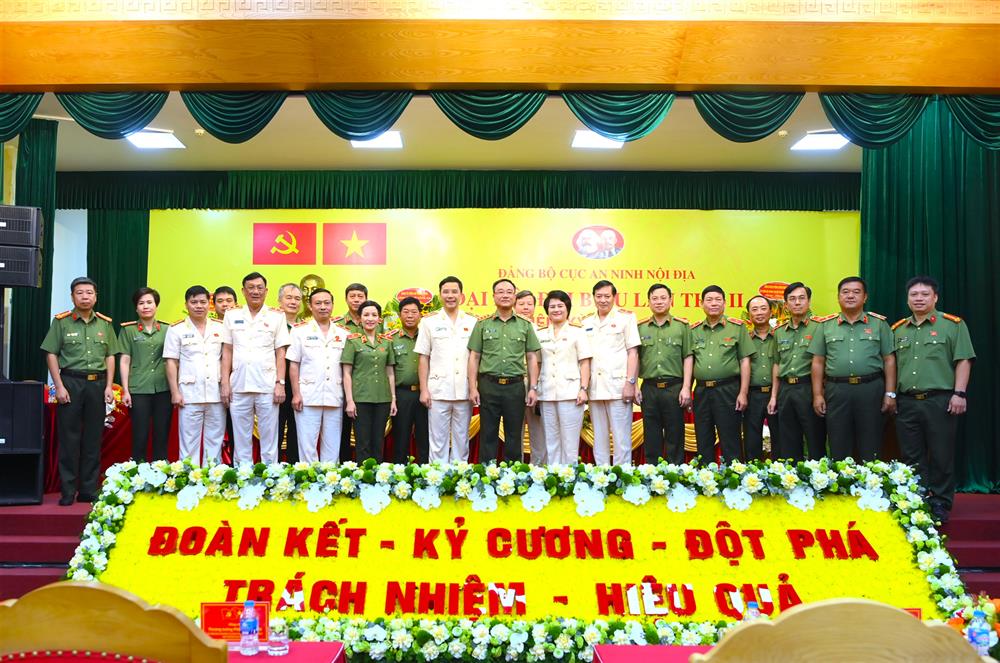 Thứ trưởng Phạm Thế Tùng cùng các đại biểu dự Đại hội.