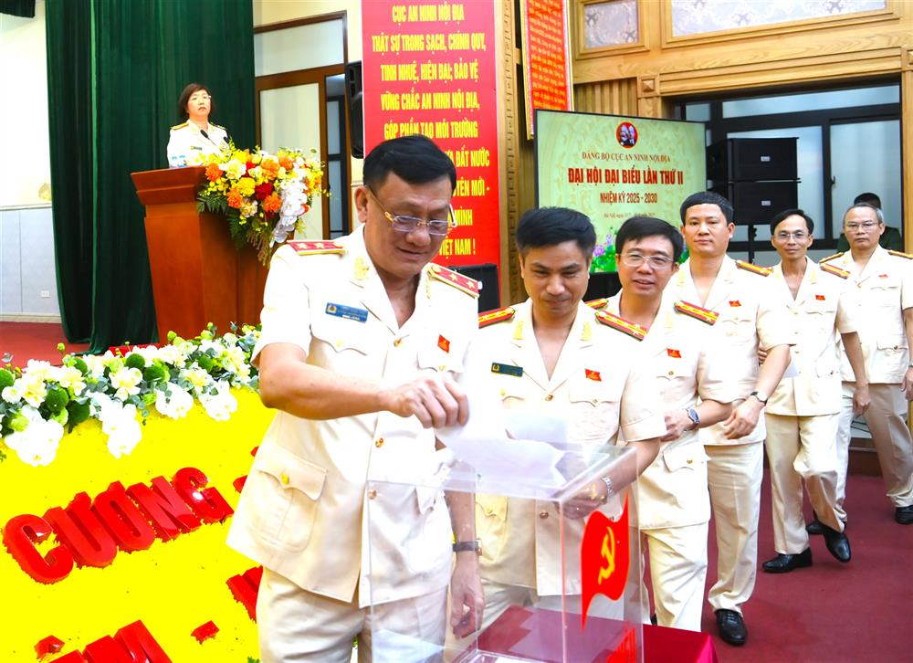 Các đảng viên bầu Ban Chấp hành Đảng bộ Cục An ninh nội địa lần thứ II, nhiệm kỳ 2025 - 2030.