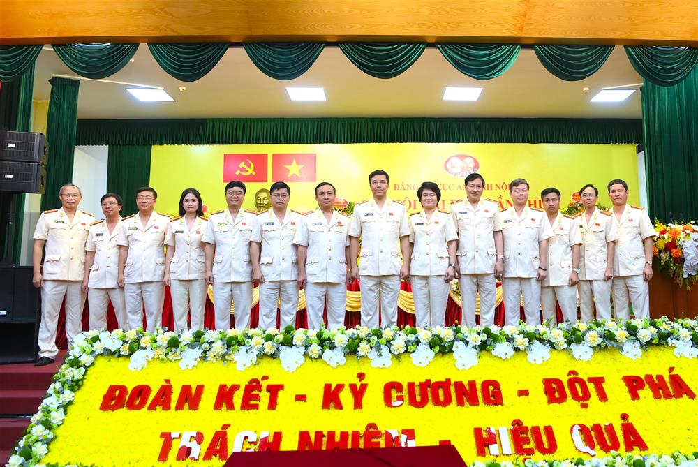 Ban Chấp hành Đảng bộ Cục An ninh nội địa nhiệm kỳ 2025 - 2030 ra mắt Đại hội.