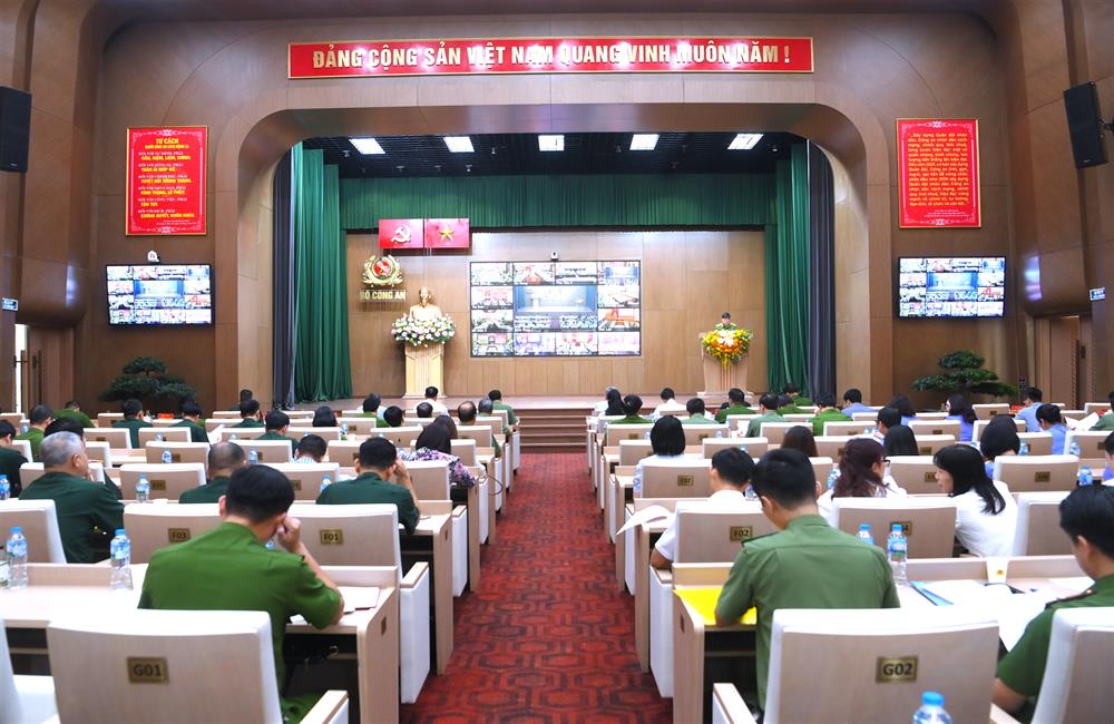 lãnh đạo Cục Cảnh sát quản lý trại giam, cơ sở giáo dục bắt buộc, trường giáo dưỡng đã quán triệt, triển khai các Quyết định của Chủ tịch nước về đặc xá đợt 2 năm 2025; Hướng dẫn của Hội đồng TVĐX và các văn bản triển khai thực hiện.
