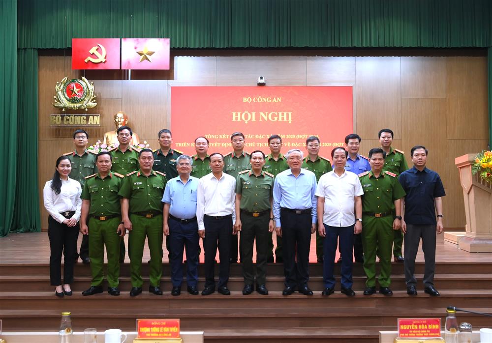 Phó Thủ tướng Thường trực Chính phủ Nguyễn Hoà Bình cùng các đại biểu dự Hội nghị.
