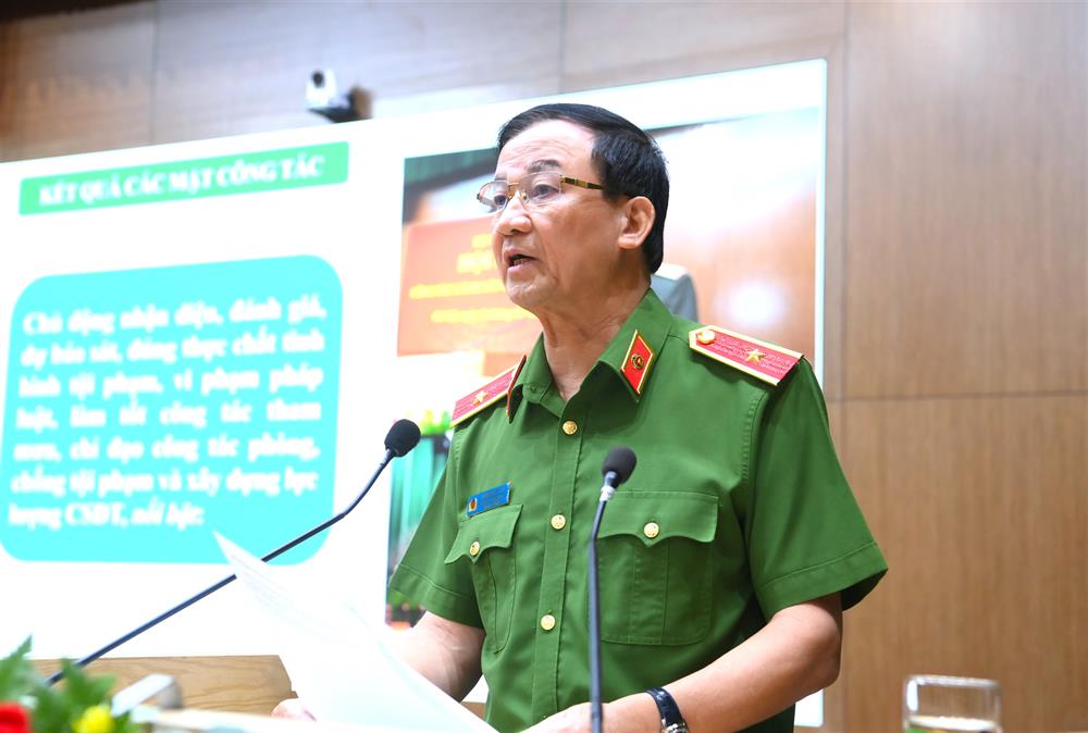 Thiếu tướng Nguyễn Minh Tiến, Chánh Văn phòng Cơ quan CSĐT Bộ Công an trình bày báo cáo tại Hội nghị.