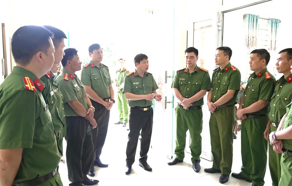Đại tá Nguyễn Quang Vinh, Giám đốc Công an tỉnh kiểm tra thực tế tại tổ công tác của Công an phường Tân Giang