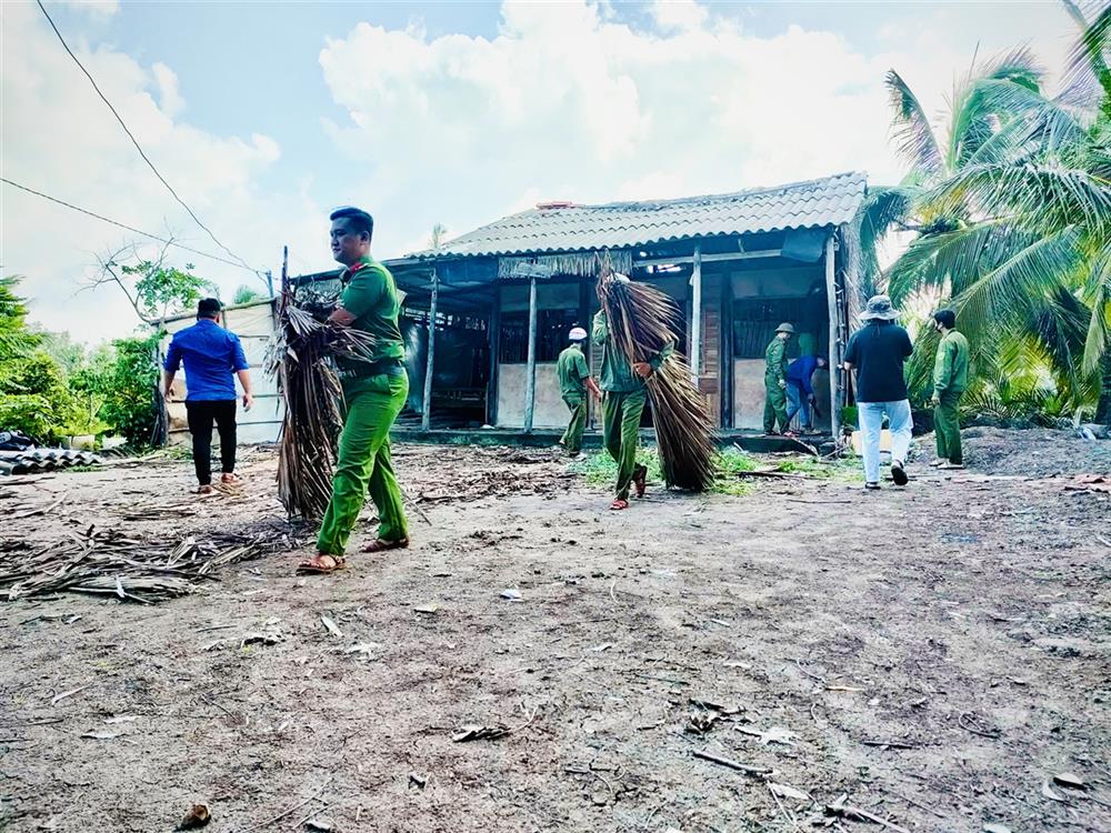 Cán bộ, chiến sĩ và lực lượng an ninh, trật tự cơ sở cẩn thận di dời đồ đạc trong nhà trong lúc tháo dỡ, bảo đảm an toàn về tài sản cho gia đình ông Hoàng