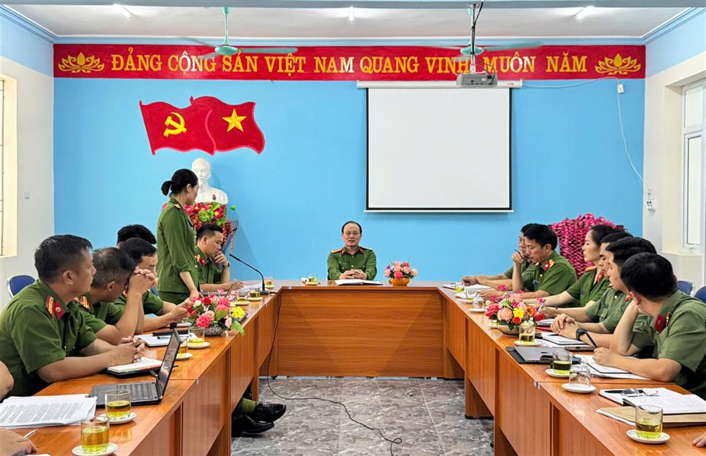 Đại tá Vũ Tiến Dũng, Phó Giám đốc Công an tỉnh kiểm tra tại Công an xã Thanh Nưa