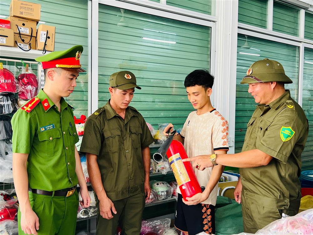 3. Lực lượng tham gia bảo vệ ANTT ở cơ sở và Công an xã Bình Tuyền tuyên truyền công tác đảm bảo an toàn phòng cháy, chữa cháy đến người dân.