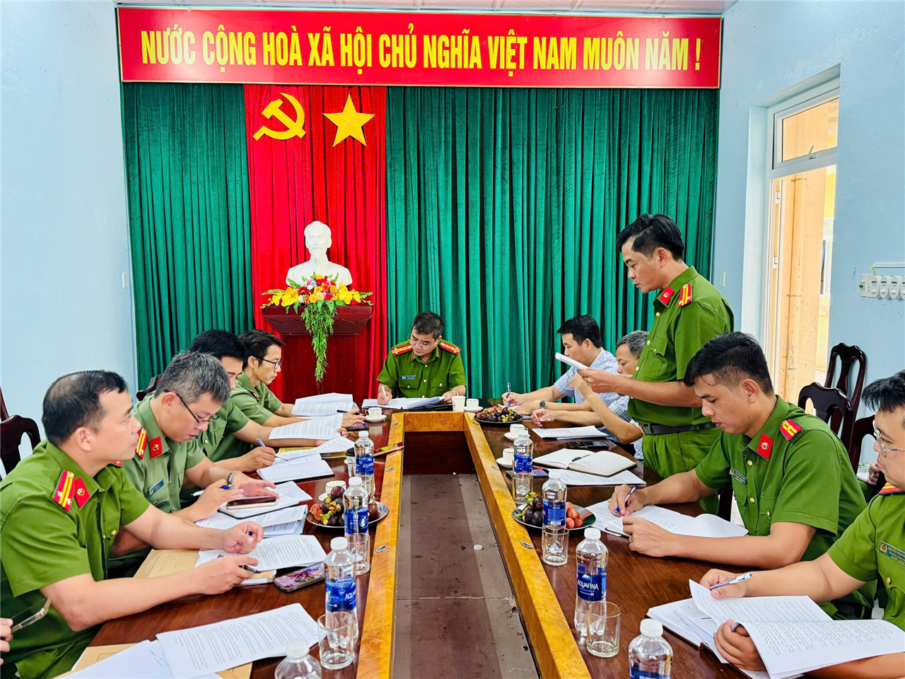 Ban Giám đốc Công an thành phố kiểm tra, làm việc với Công an phường Phong Dinh.