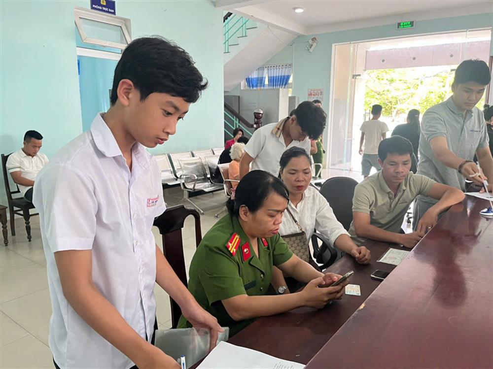 Công an phường Phú Xuân tiếp nhận, giải quyết hồ sơ thủ tục hành chính cho người dân.