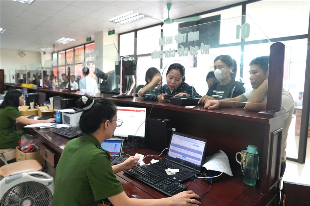 Tại bộ phận một cửa Công an tỉnh, cán bộ Phòng Cảnh sát Quản lý hành chính về trật tự xã hội nhiệt tình, chu đáo hướng dẫn người dân giải quyết các thủ tục hành chính