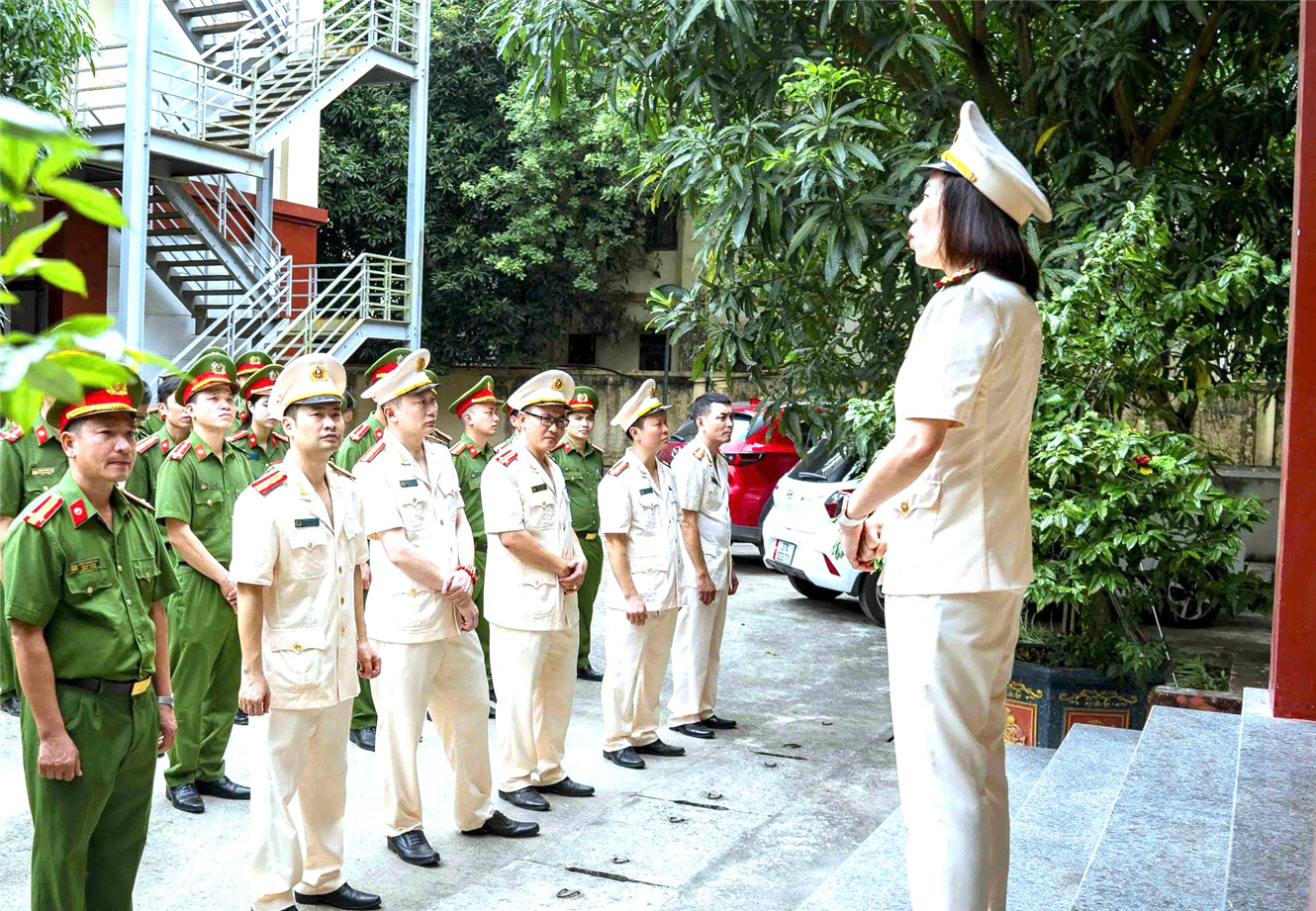 Cùng với giải quyết, phục vụ các thủ tục hành chính, Công an phường phân công các Tổ công tác để triển khai bám, nắm địa bàn, tăng cường tuần tra, kiểm soát, phòng chống các loại tội phạm, bảo đảm bình yên cho Nhân dân.