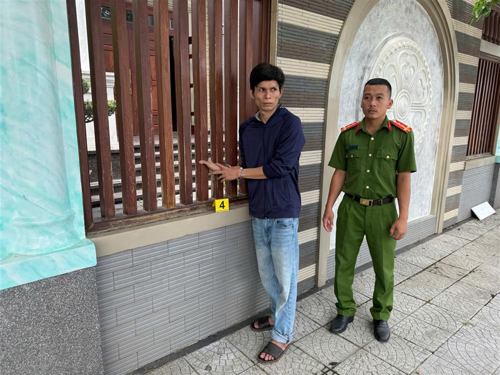 Cơ quan Công an thực nghiệm lại hiện trường các vụ trộm cắp tài sản do đối tượng Trịnh Công Thảo thực hiện.