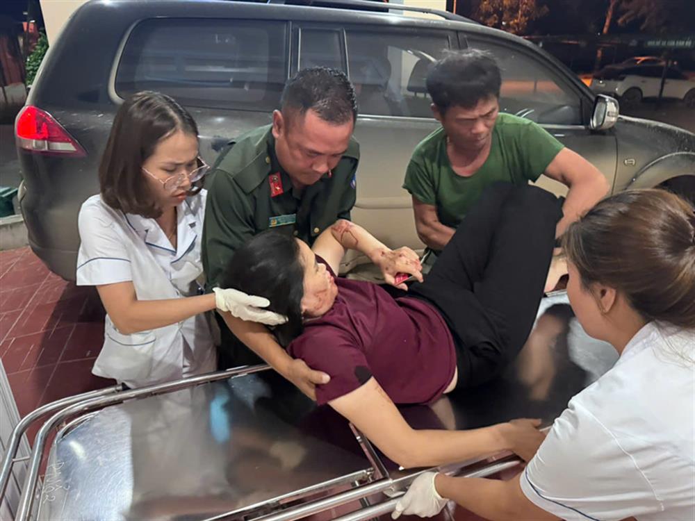Cán bộ, chiến sỹ Phòng Cảnh sát cơ động đưa người bị tai nạn đi cấp cứu kịp thời.