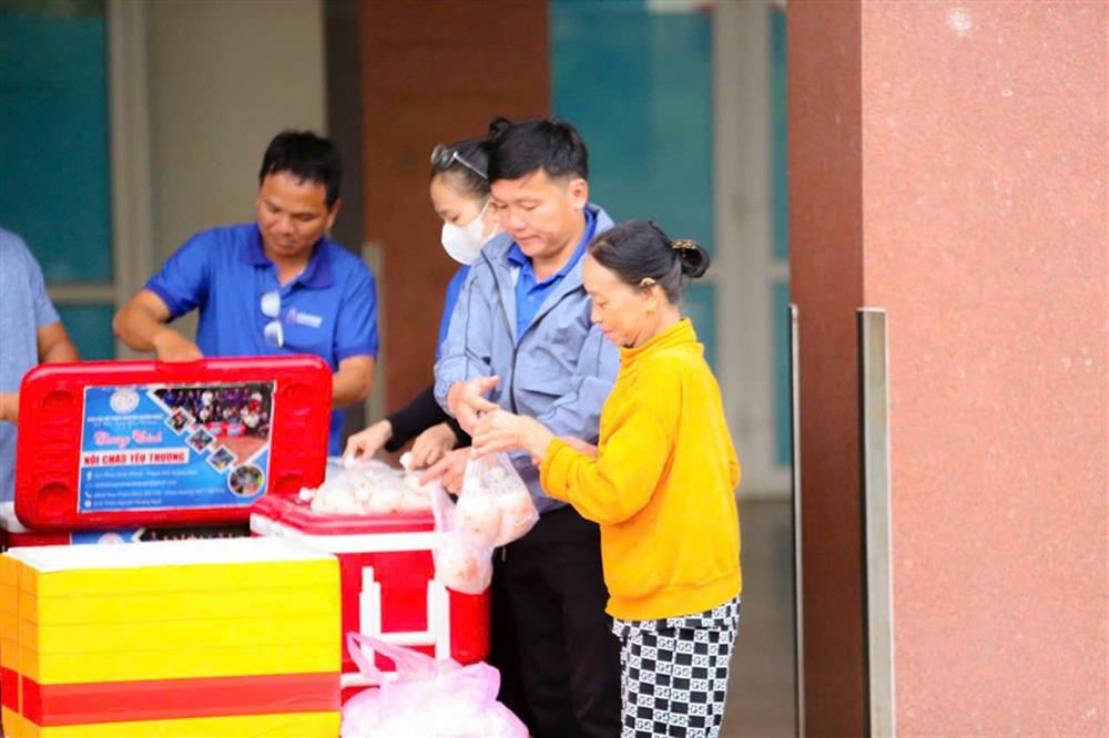 Thượng tá Huỳnh Đức Mẫn phát cháo tình nguyện vào mỗi Chủ nhật hàng tuần.