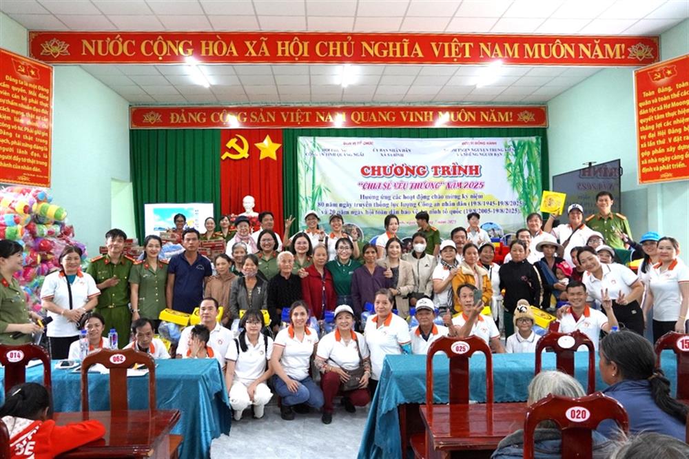 Trao quà tặng các gia đình hộ nghèo, gia đình chính sách, các em học sinh có hoàn cảnh khó khăn trên địa bàn