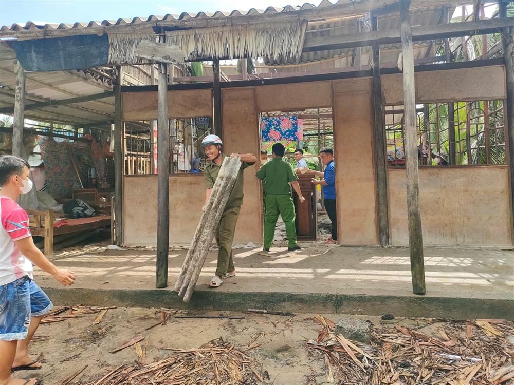 Cán bộ, chiến sĩ Công an xã Trần Văn Thời tích cực hỗ trợ tháo dỡ nhà ông Trương Văn Hoàng
