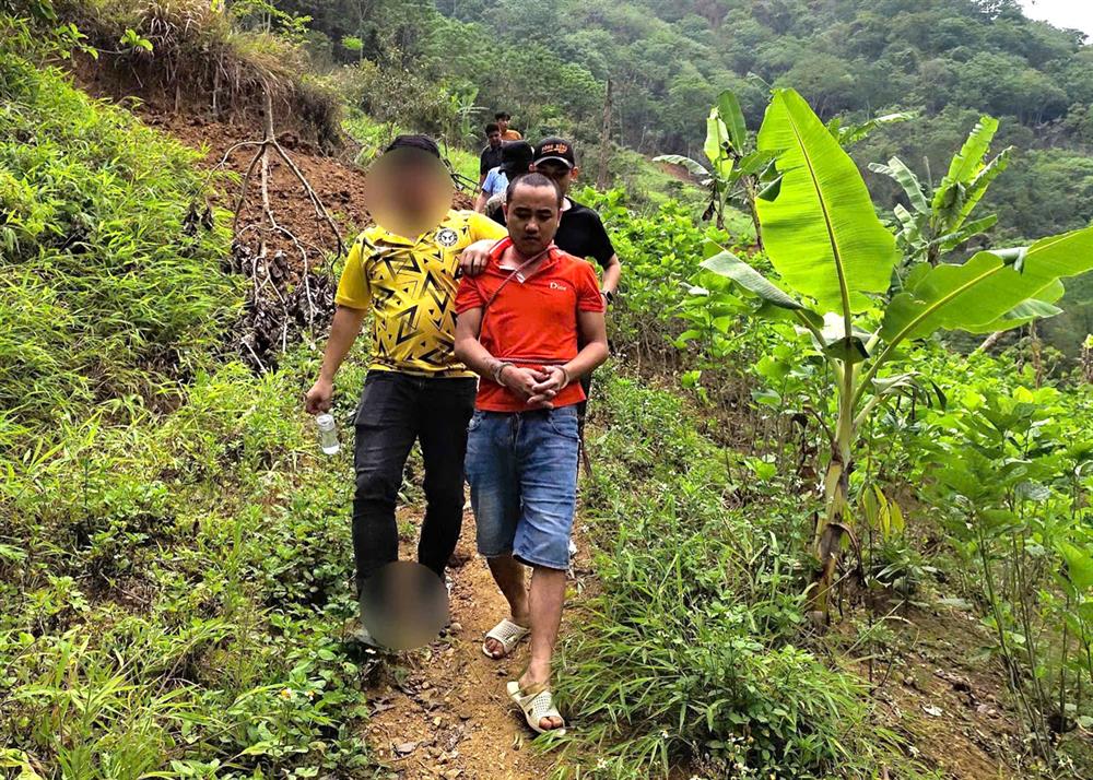 Đối tượng Ngô A Giống (áo cam).