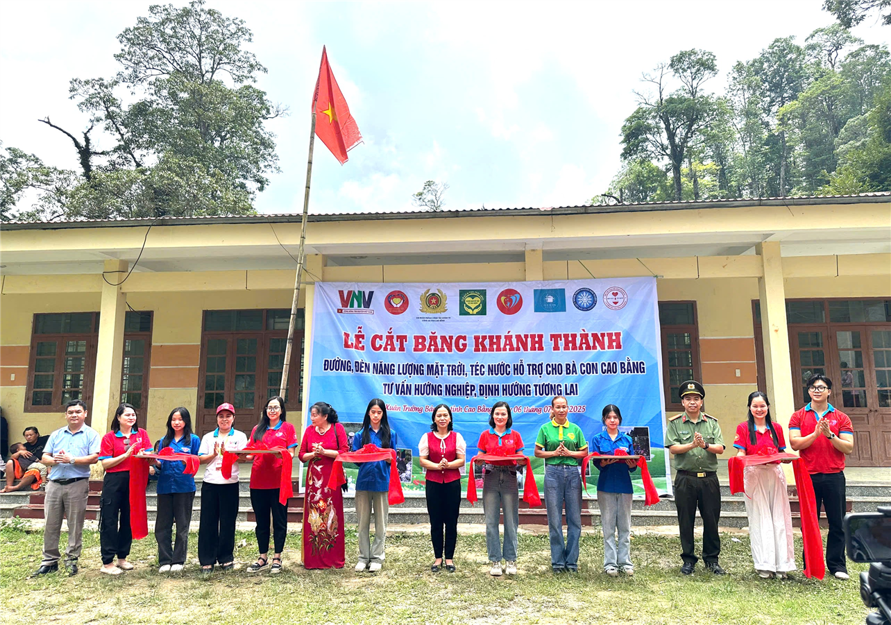 Đại biểu cắt băng khánh thành tuyến đường, đèn năng lượng mặt trời và téc nước hỗ trợ người dân.