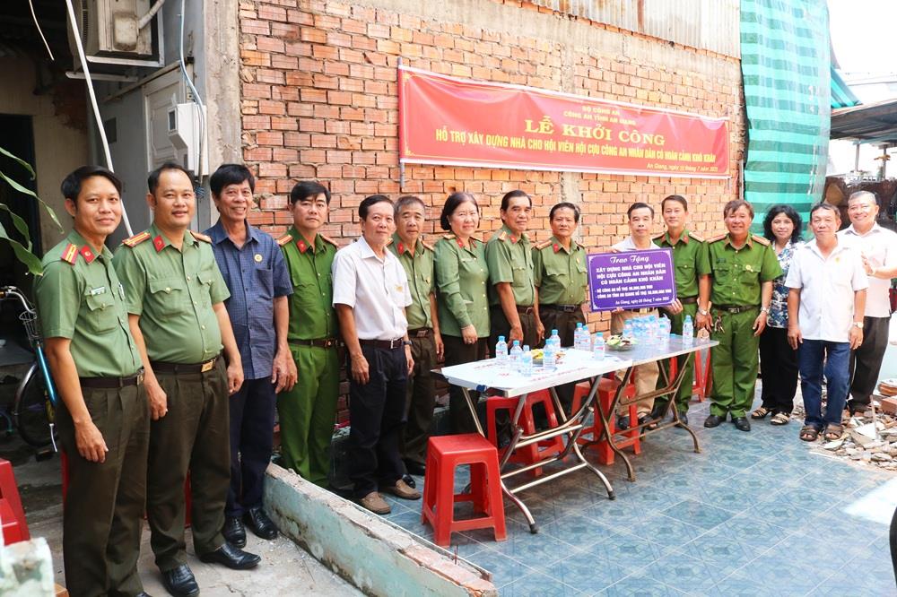 Hội Cựu CAND tỉnh An Giang (cũ) trao bảng tượng trưng hỗ trợ kinh phí xây dựng nhà tặng hội viên La Văn Thềm, hội viên Chi hội phường Mỹ Long (nay là phường Long Xuyên), tỉnh An Giang.