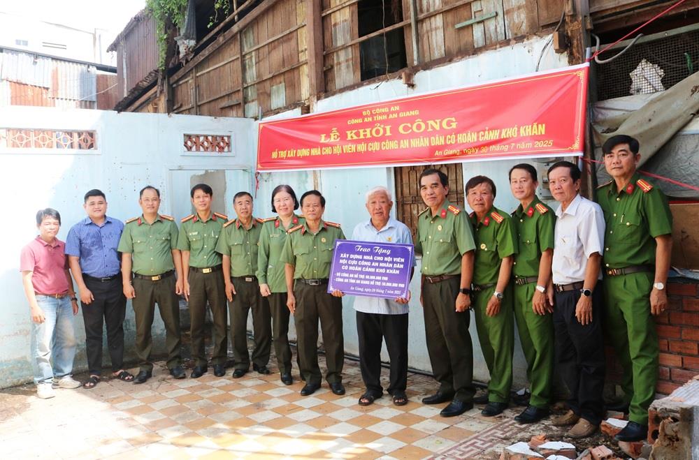 Hội Cựu CAND tỉnh An Giang (cũ) trao bảng tượng trưng hỗ trợ kinh phí xây dựng nhà tặng hội viên Nguyễn Văn Dầy, hội viên Chi hội phường Mỹ Long (nay là phường Long Xuyên), tỉnh An Giang.