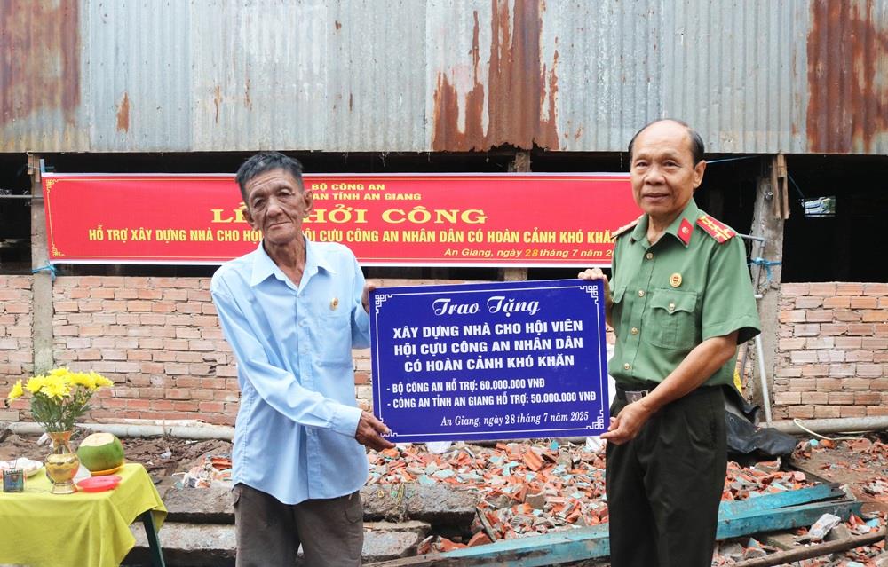Hội Cựu CAND tỉnh An Giang (cũ) trao bảng tượng trưng hỗ trợ kinh phí xây dựng nhà tặng hội viên Nguyễn Văn Việt, hội viên Chi hội thị trấn Đa Phước (nay là xã Vĩnh Hậu), tỉnh An Giang.