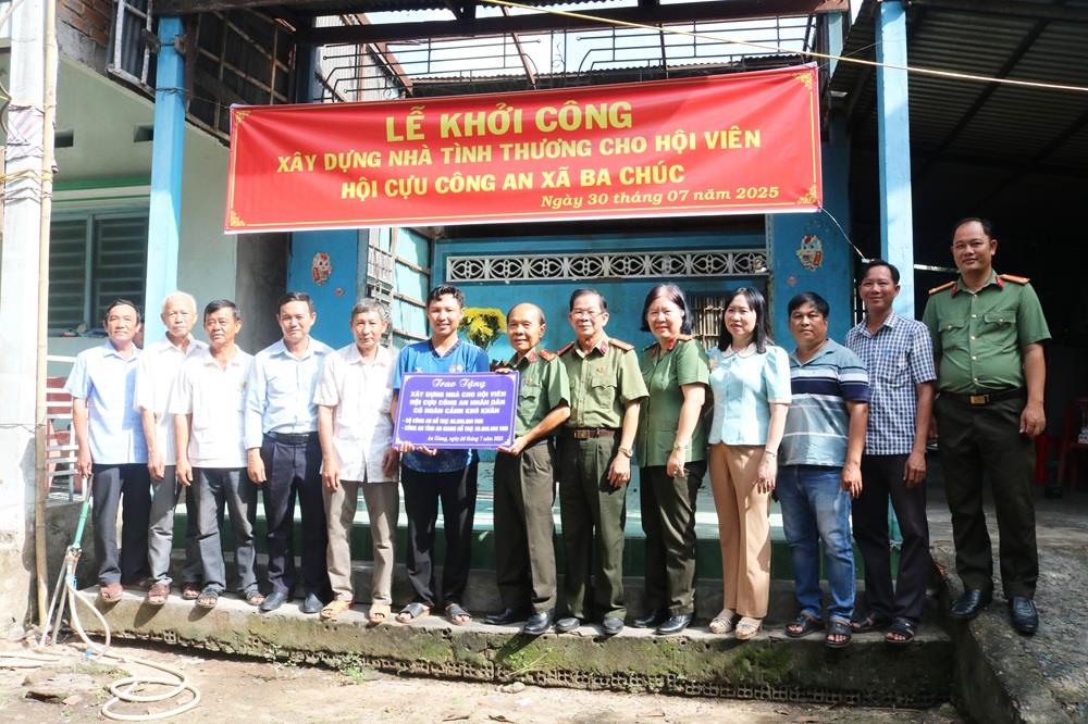 Hội Cựu CAND tỉnh An Giang (cũ) trao bảng tượng trưng hỗ trợ kinh phí xây dựng nhà tặng hội viên Võ Thanh Tùng, hội viên Chi hội thị trấn Ba Chúc (nay là xã Ba Chúc), tỉnh An Giang.