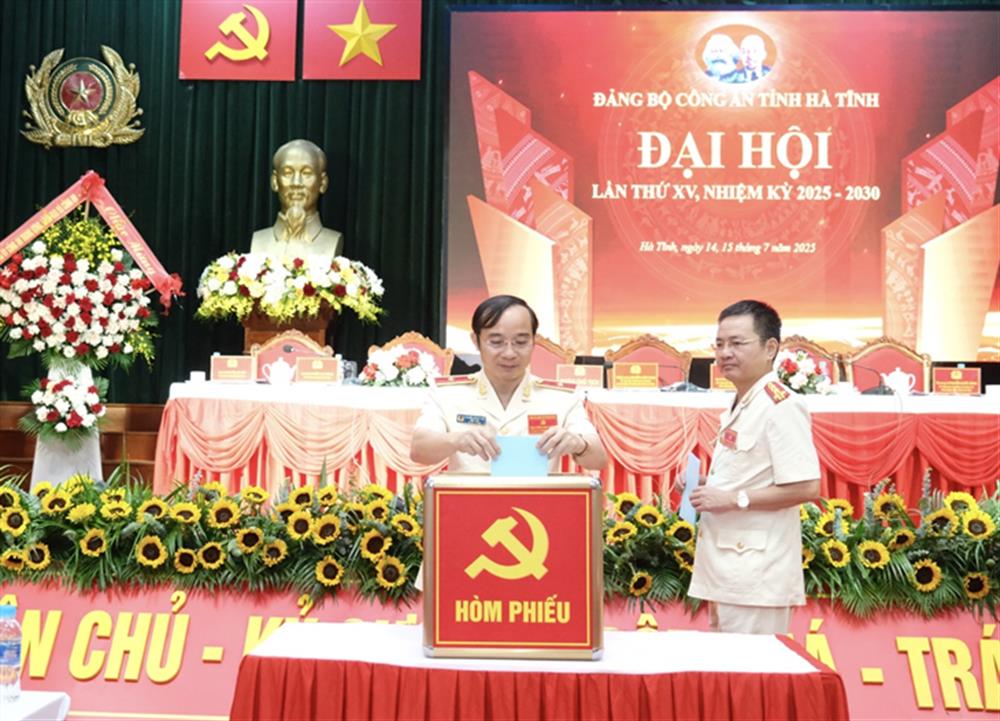 Các đảng viên bầu Ban Chấp hành Đảng bộ Công an tỉnh khóa mới.