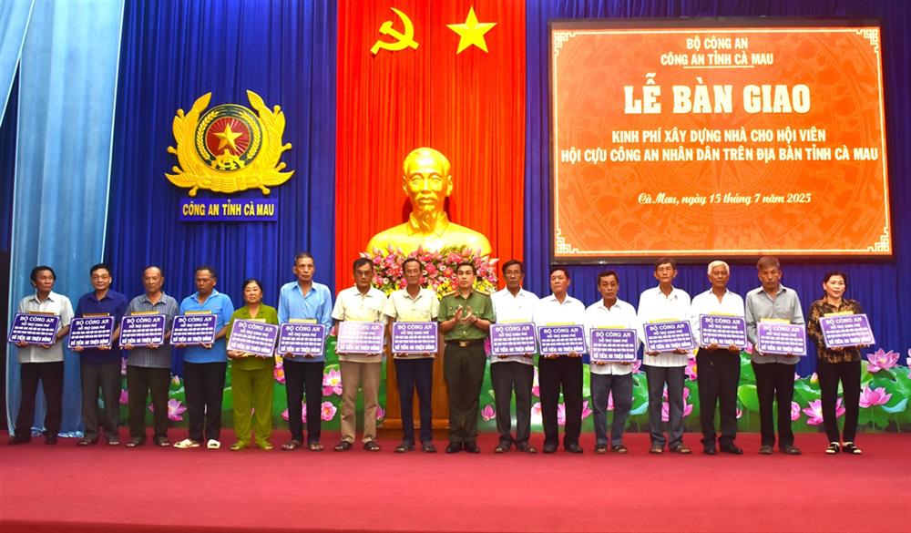 Lãnh đạo Công an tỉnh trao bảng tượng trưng hỗ trợ kinh phí của Bộ Công an cho các hội viên Hội Cựu CAND.