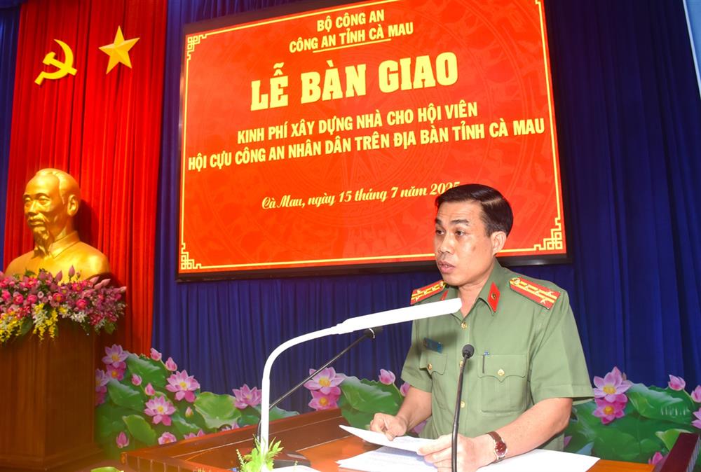 Đại tá Lê Tấn Vinh, Phó Giám đốc Công an tỉnh phát biểu tại Lễ bàn giao.