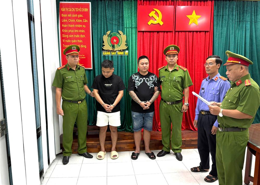 Cơ quan Cảnh sát điều tra Công an Thành phố Hồ Chí Minh tống đạt Lệnh bắt khẩn cấp đối với Ngô Quốc Tú và Nguyễn Vũ Hảo.