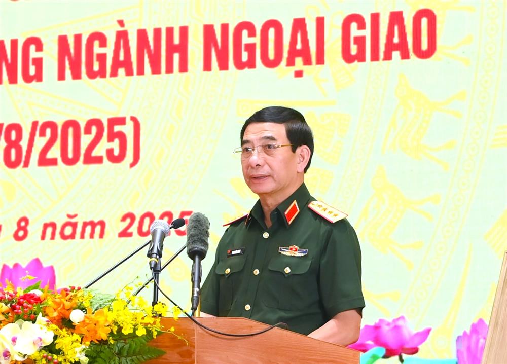 Bộ trưởng Phan Văn Giang phát biểu chúc mừng tại buổi gặp mặt.