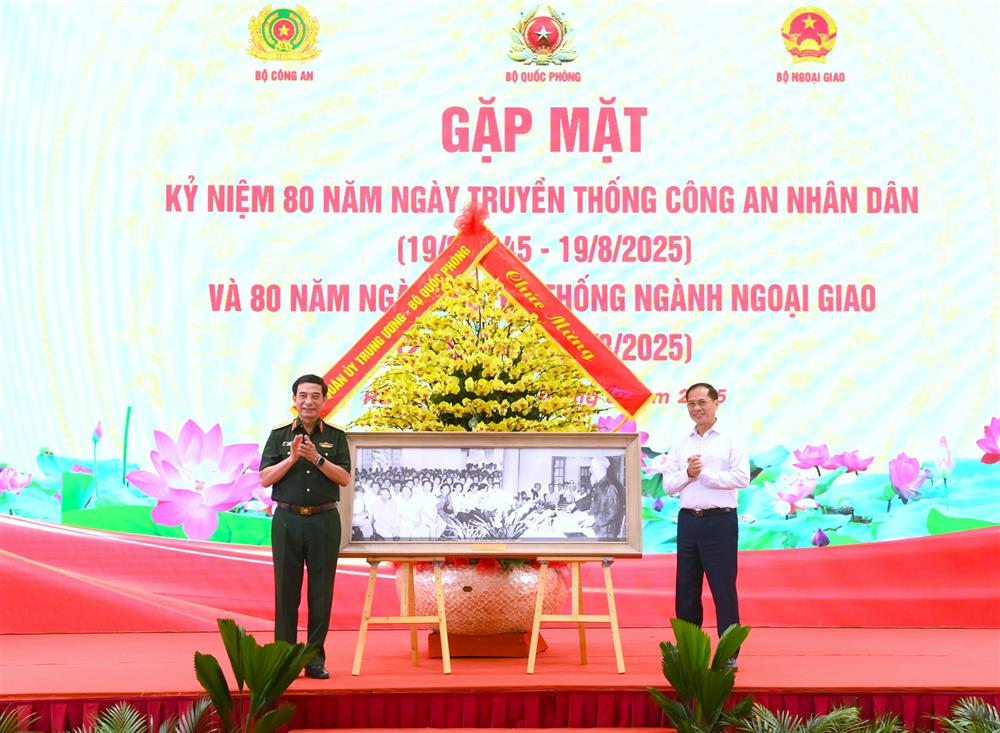 Bộ trưởng Phan Văn Giang trao lẵng hoa của Quân ủy Trung ương, Bộ Quốc phòng và bức ảnh tặng ngành Ngoại giao Việt Nam.