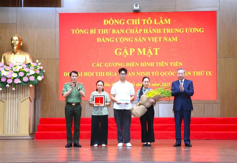 Tổng Bí thư Tô Lâm và Bộ trưởng Lương Tam Quang tặng quà tri ân gia đình liệt sĩ Đặng Anh Quân. 