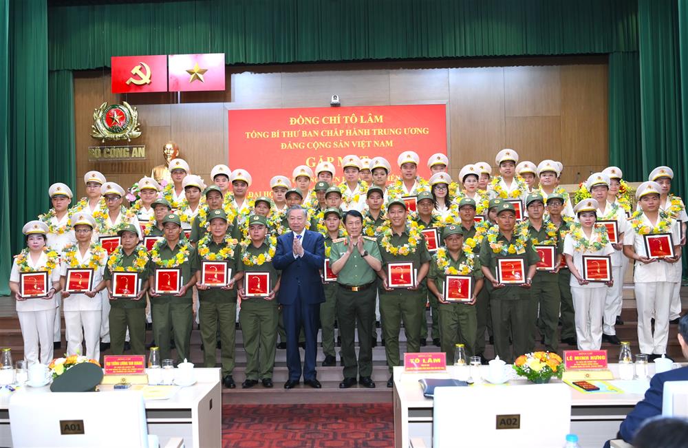 Tổng Bí thư Tô Lâm và Bộ trưởng Lương Tam Quang trao quà tặng các tiên tiến của lực lượng CAND và 20 điển hình tiên tiến của lực lượng tham gia bảo vệ ANTT ở cơ sở.