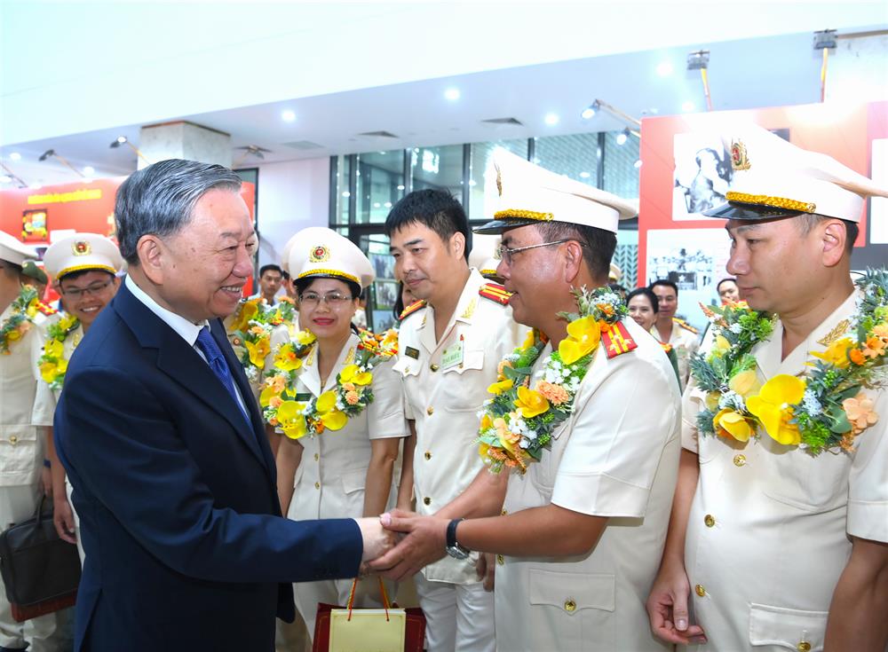 Tổng Bí thư Tô Lâm động viên đại biểu và các điển hình tiên tiến dự buổi gặp mặt.