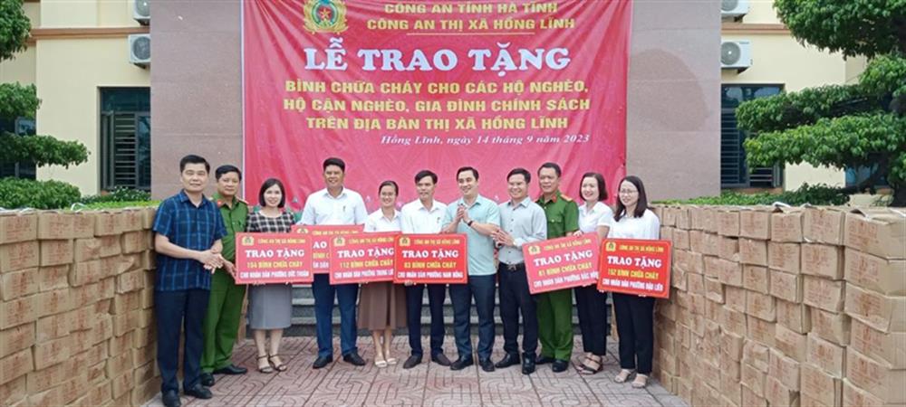 1. Công an thị xã Hồng Lĩnh xã hội hóa 1.200 bình chữa cháy  cho các gia đình chính sách, hộ nghèo, hộ cận nghèo.