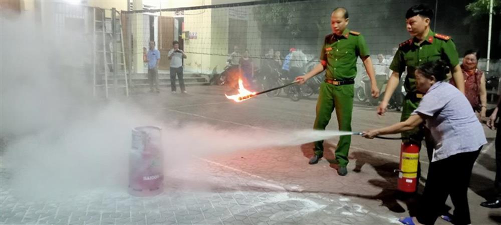 Hướng dẫn các hộ dân sử dụng bình chữa cháy khi có cháy, nổ xây ra.