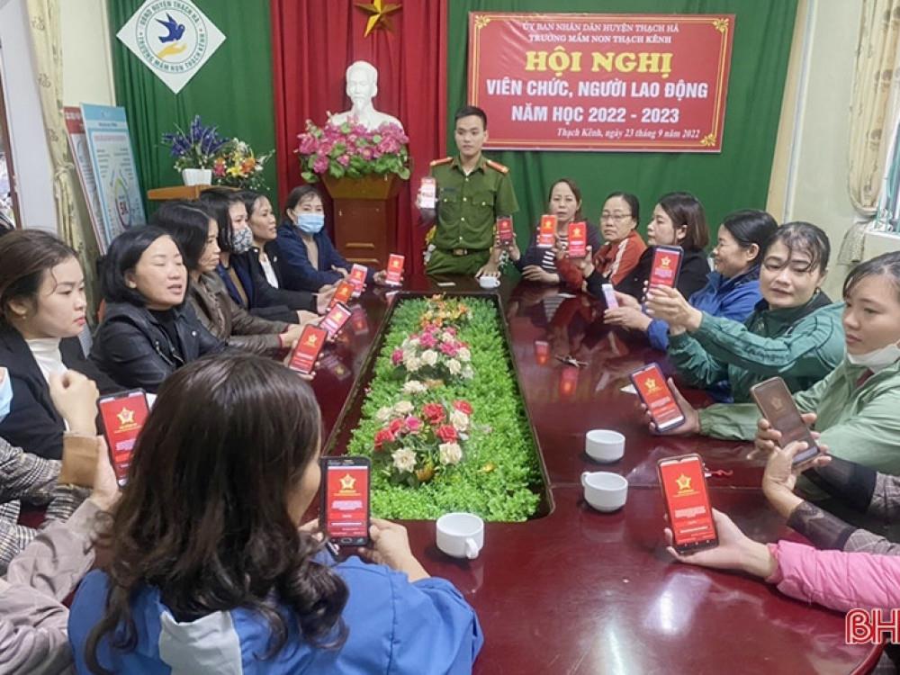 Công an xã Thạch Kênh vận động cán bộ, người dân tuyên truyền tới những người xung quanh về lợi ích của căn cước công dân gắn chip.