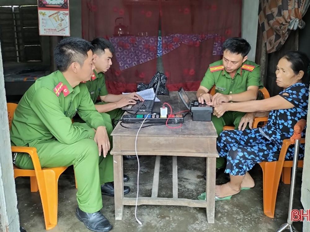 Các công dân không thể đi lại, già yếu được hỗ trợ làm CCCD tại nhà.