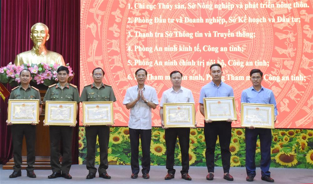 Phó Chủ tịch UBND tỉnh Đầu Thanh Tùng trao Bằng khen của Chủ tịch UBND tỉnh cho các tập thể có thành tích xuất sắc