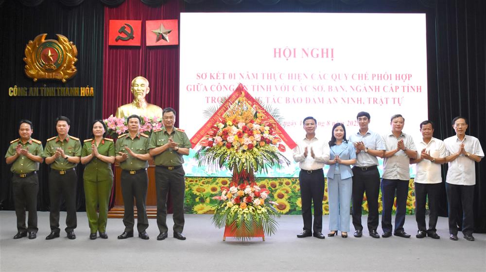 Bí thư Tỉnh ủy Đỗ Trọng Hưng và các đồng chí lãnh đạo tỉnh tặng hoa chúc mừng Nhân kỷ niệm 78 năm Ngày truyền thống lực lượng Công an nhân dân (19/8/1945 - 19/8/2023).