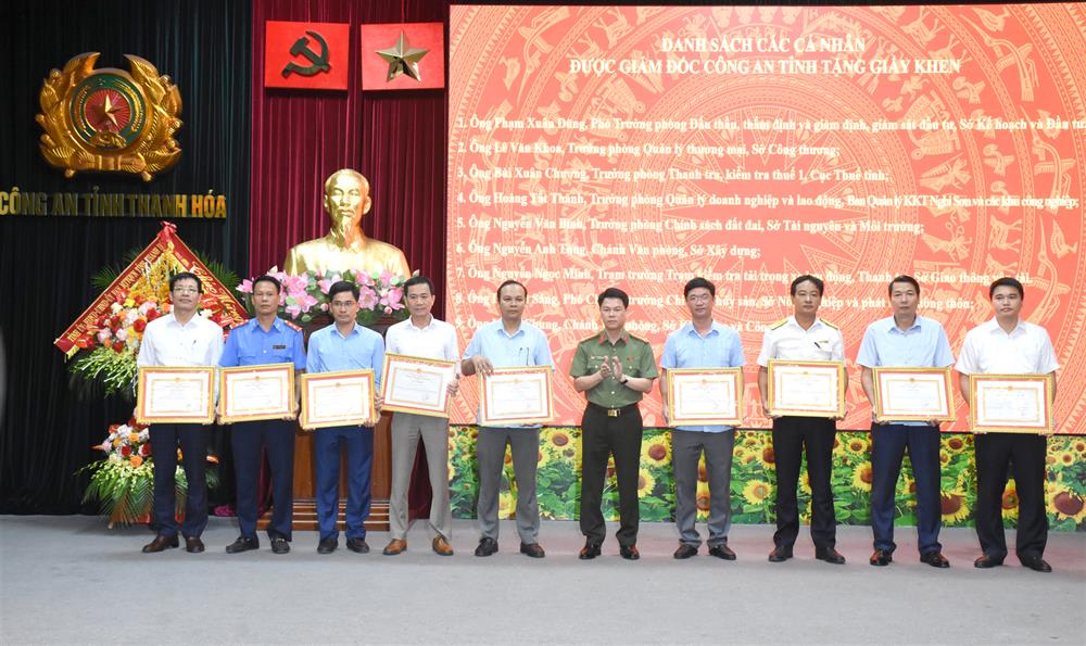 Thiếu tướng Trần Phú Hà, Giám đốc Công an tỉnh và Đại tá Nguyễn Hữu Mạnh, Phó Giám đốc Công an tỉnh tặng Giấy khen cho các cá nhân có thành tích xuất sắc