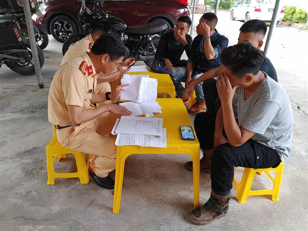 Tổ công tác lập biên bản, lấy lời khai các đối tượng.