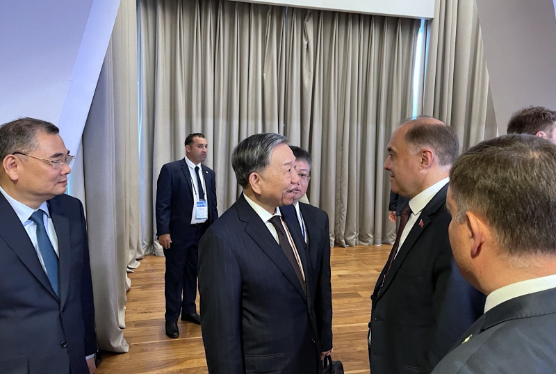 Đại tướng Tô Lâm trao đổi với Thư ký Hội đồng An ninh quốc gia Belarus Volfovich.