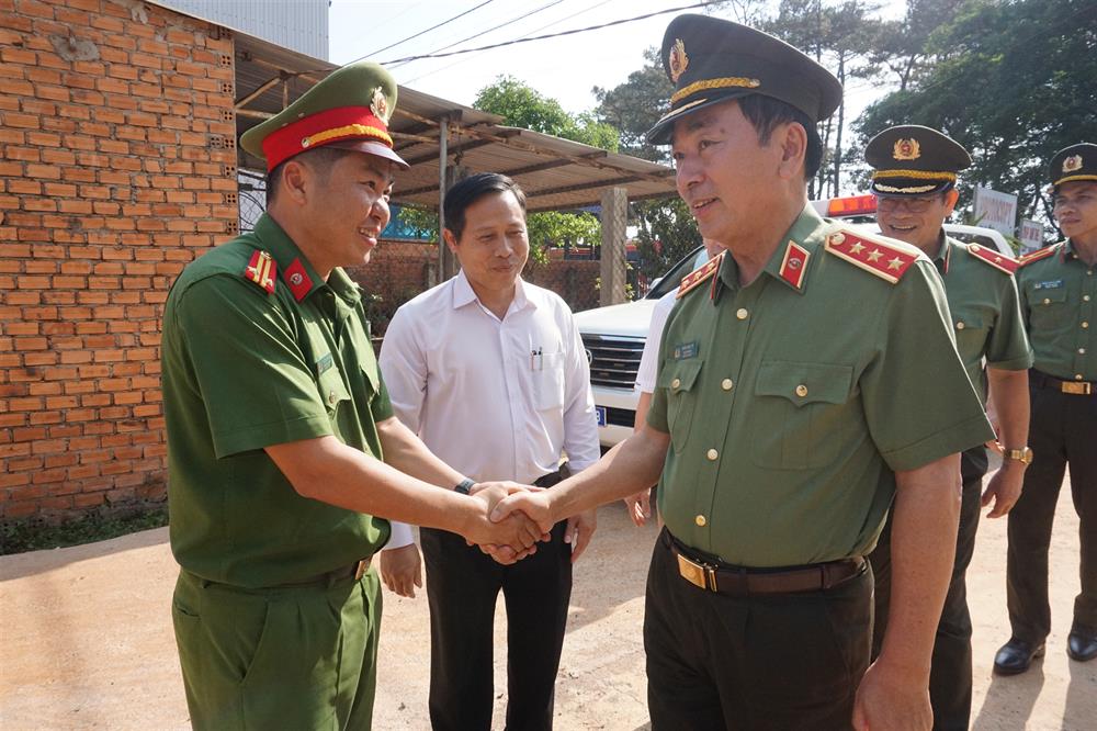 Thứ trưởng Trần Quốc Tỏ thăm và làm việc tại Công an xã Cư Né.