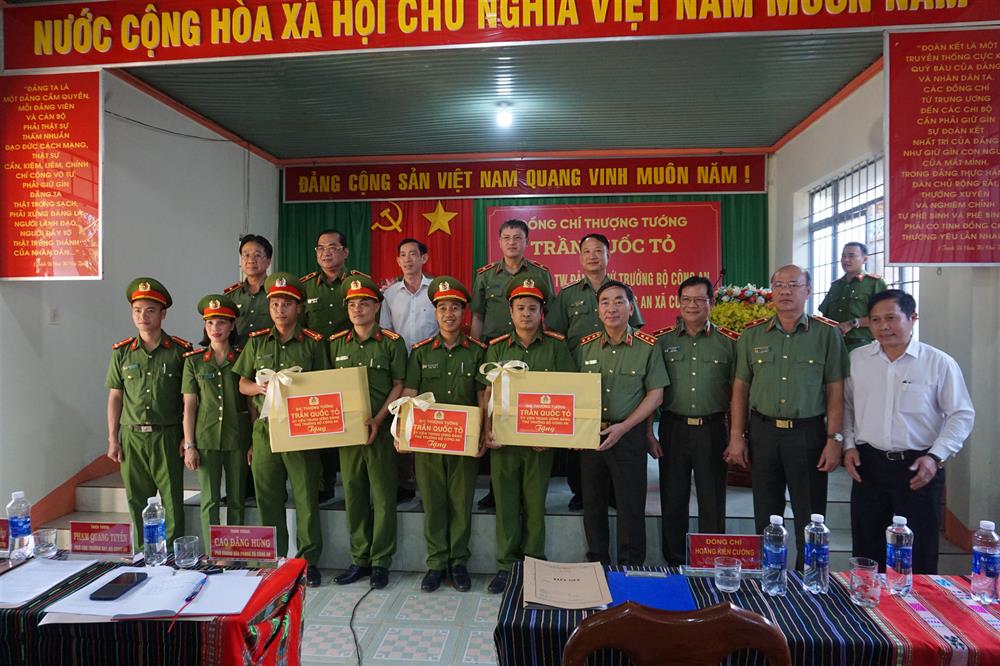 Thứ trưởng Trần Quốc Tỏ trao quà tặng Công an xã Cư Né.