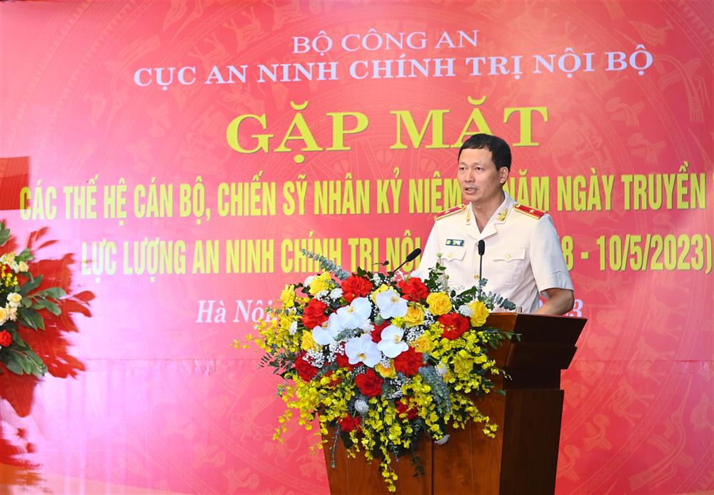 Thiếu tướng Vũ Hồng Văn, Cục trưởng Cục ANCTNB trình bày diễn văn ôn lại truyền thống tại buổi gặp mặt.
