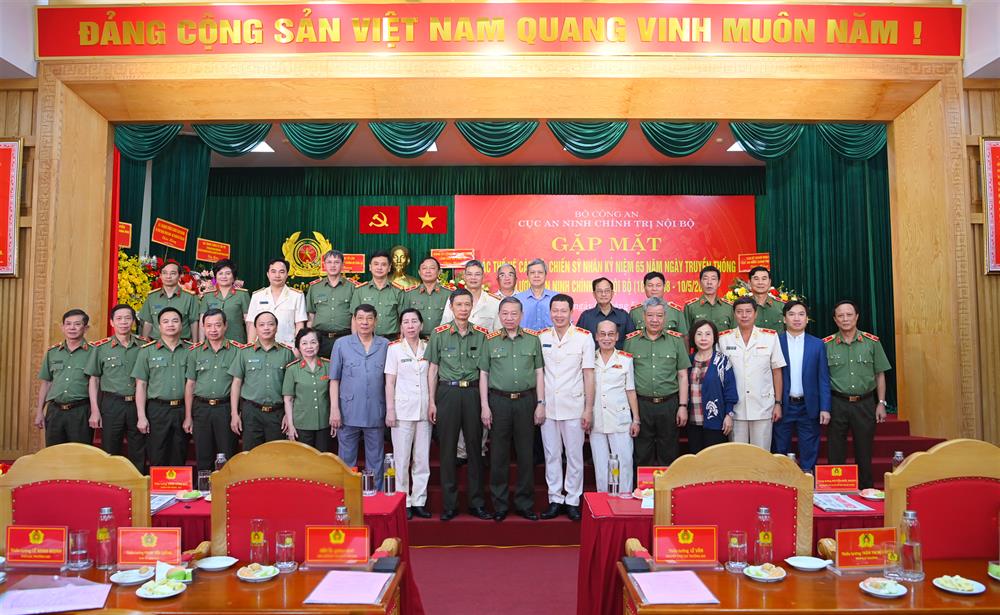 Các đại biểu tham dự buổi gặp mặt chụp ảnh lưu niệm.