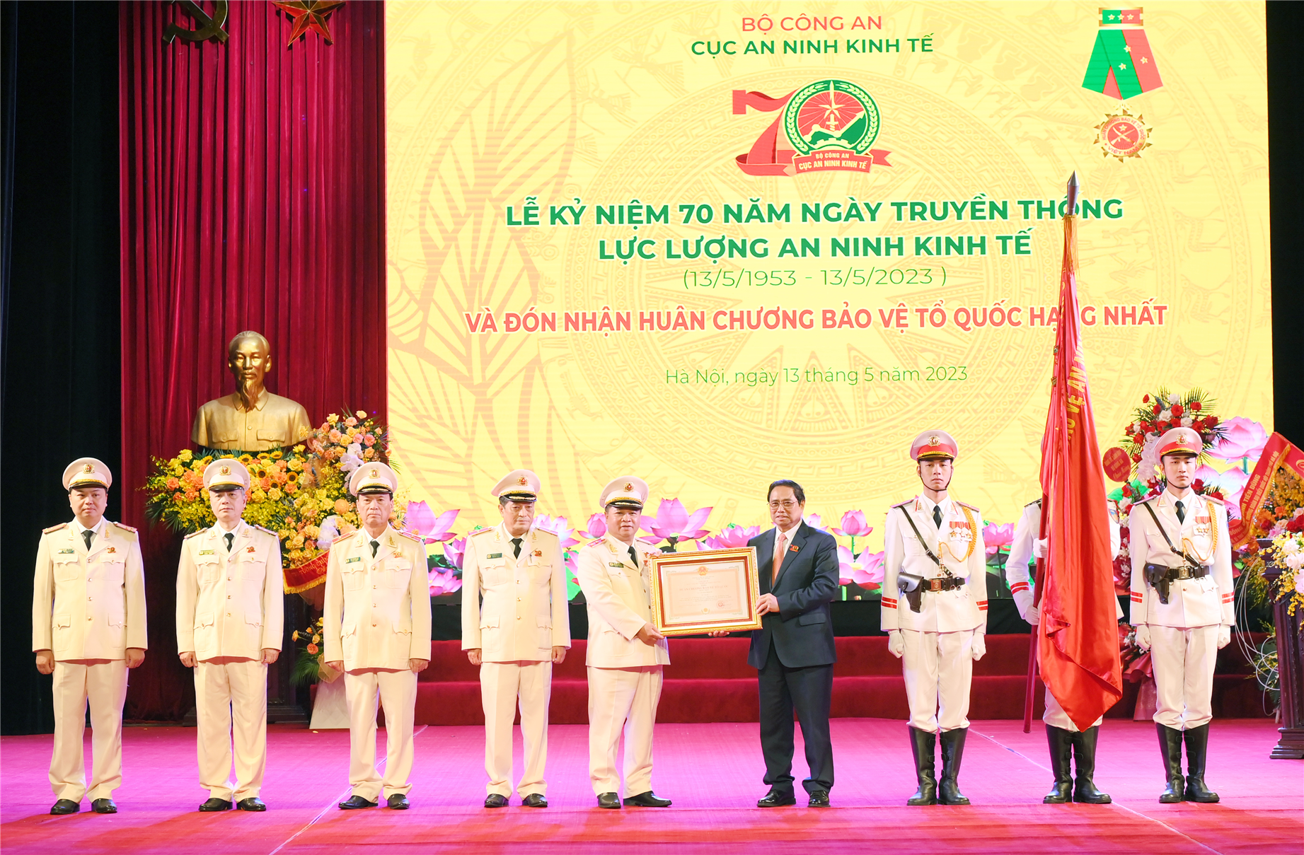 Thủ tướng Chính phủ Phạm Minh Chính trao Huân chương Bảo vệ Tổ quốc hạng Nhất tặng Cục ANKT.