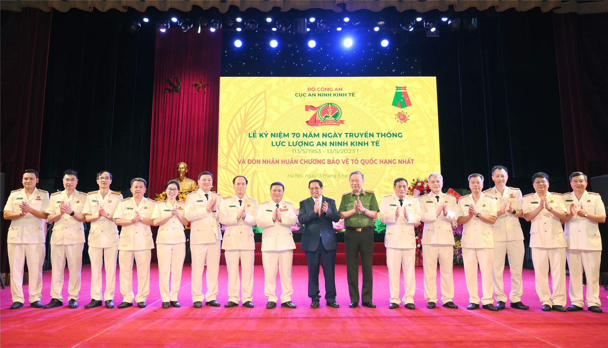 Thủ tướng Chính phủ Phạm Minh Chính; Bộ trưởng Tô Lâm cùng các đại biểu chụp ảnh lưu niệm cùng tập thể lãnh đạo Cục ANKT.