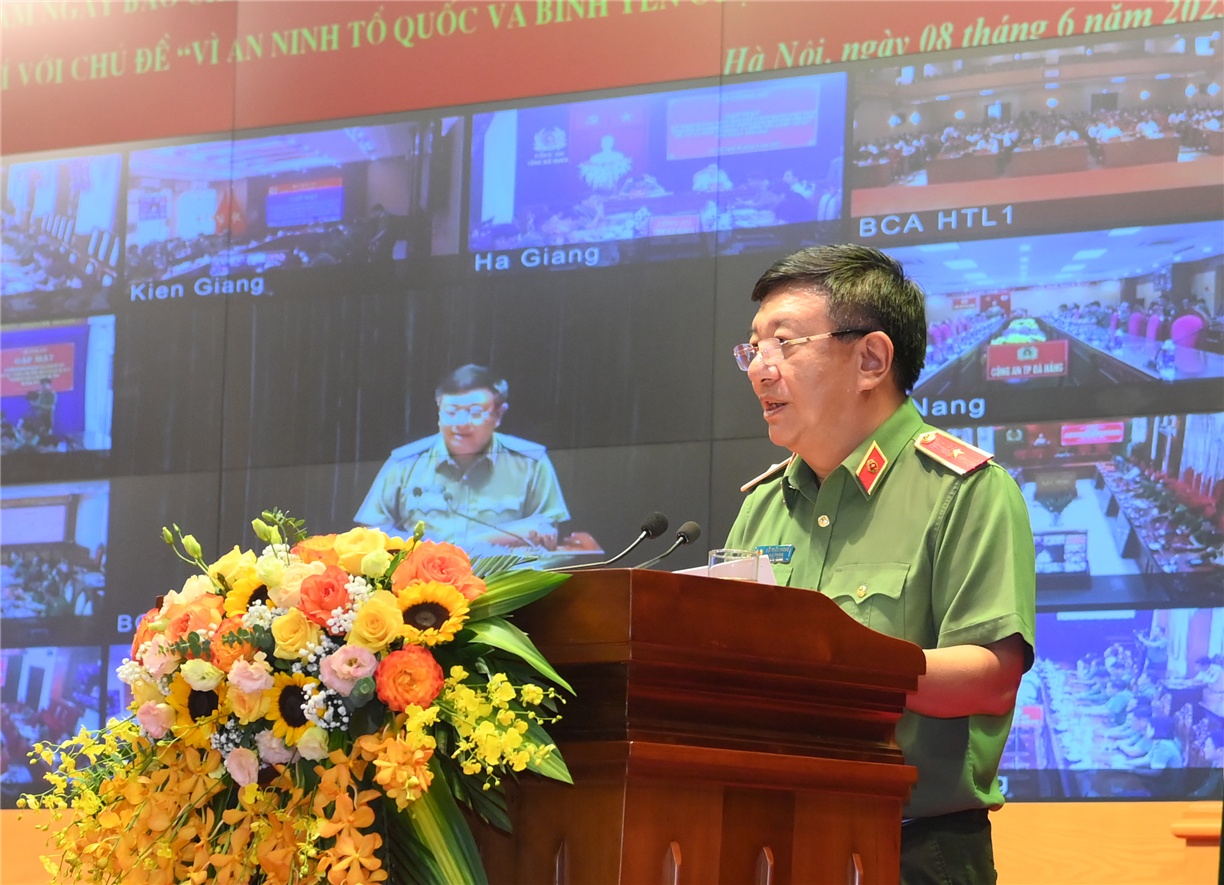 Thiếu tướng Đỗ Triệu Phong báo cáo kết quả công tác báo chí, truyền thông và phối hợp tuyên truyền bảo đảm an ninh, trật tự trong thời gian qua.